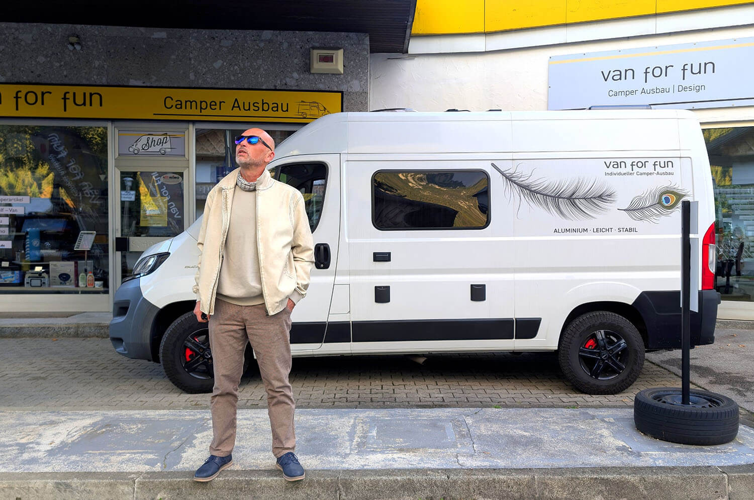 Ausgebauter Camper vor der Werkstatt von van for fun in Mittenwald